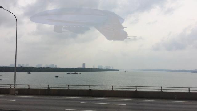 Giant UFO flying over the Han River in KOREA !!! Aug 2018