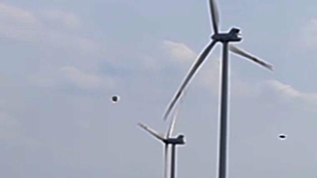Multiple UFOs Near Wind Turbines in Majdan Górny (Poland) - FindingUFO