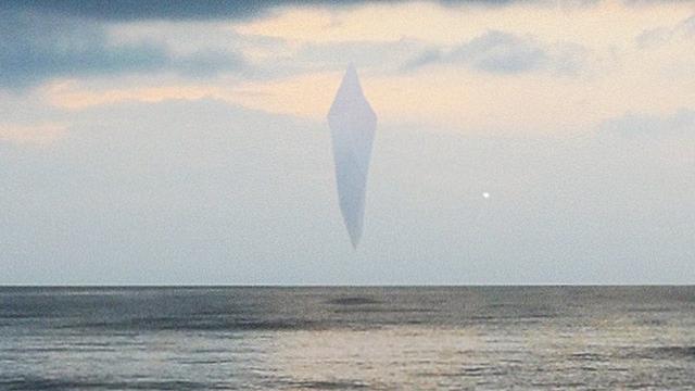 UFO and light orb filmed by Danish fishermen in North sea ! Nov 2016