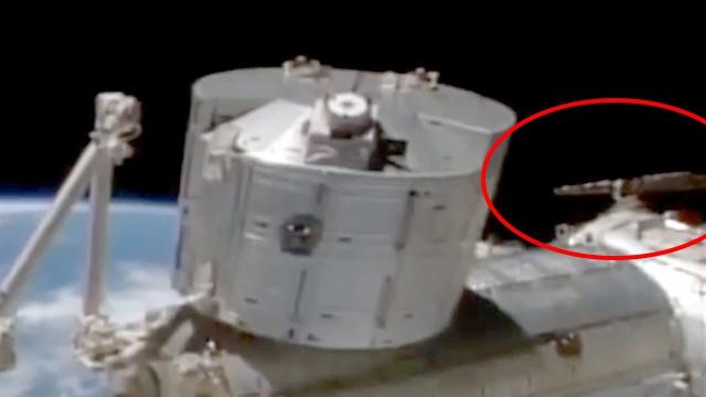 Strange UFO caught on cam near ISS before Live Feed was cut !!! Jan 2017
