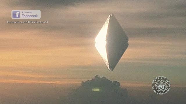 Pyramid UFO in New Zealand filmed by Airplane passenger !!! August 2018