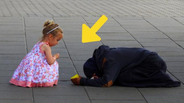 Little Girl Tries To Help Homeless Man When He Looks Up He Shouts, This Can’t Be True