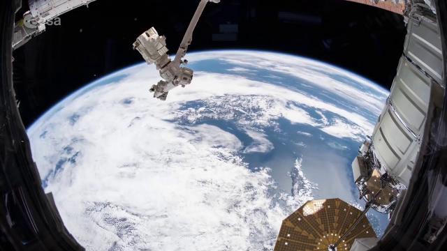 Space Station Flies from USA to Africa in Amazing Time-Lapse