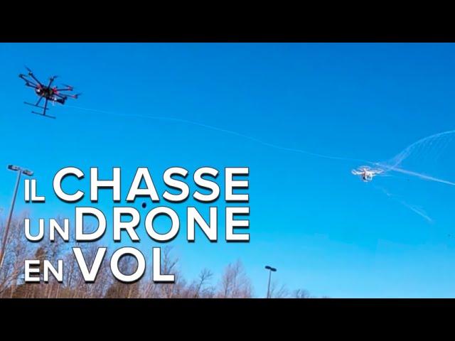 Un hexacoptère chasse un drone en vol grâce à son lance filet