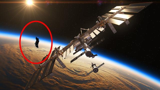 Huge UFO Spotted Near The International Space Station!! UFO, Alien Sightings