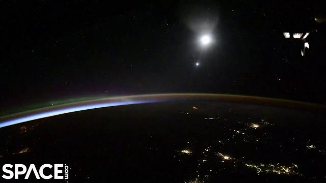 Auroras, Moon and Venus rise in stunning space station time-lapse