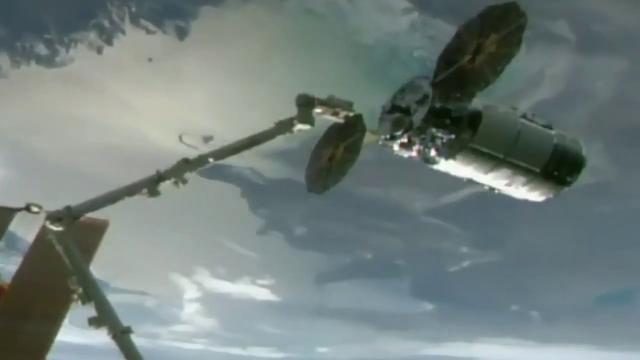Cygnus cargo spacecraft captured by Space Station in time-lapse video