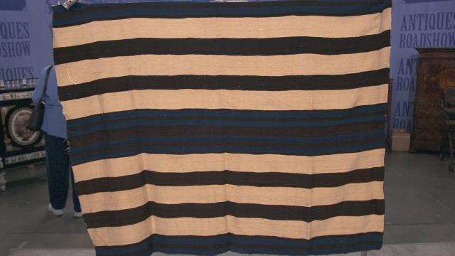 Woman Spots An Unfinished ‘Quilt’ At A Yard Sale, Quickly Realizes It’s Worth Millions of Dollars !