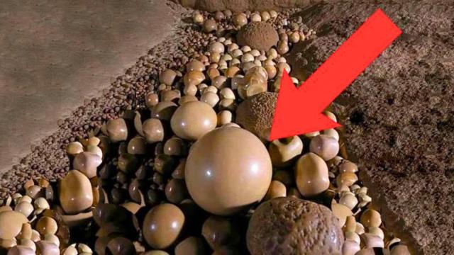 Hikers Find Strange Stones In Cave - When Expert Sees It, He Turns Pale