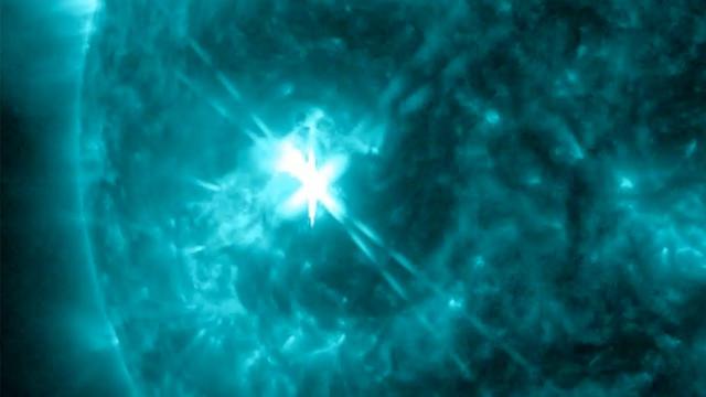 Sun blasts big X1-class solar flare, spacecraft sees it