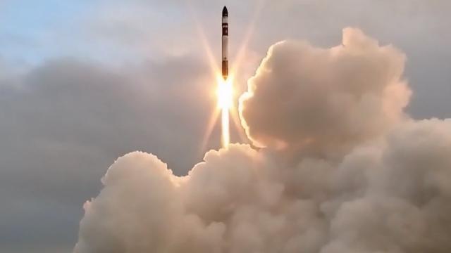 Electron Soars! Rocket Lab's 2 Stage Booster Launches for 1st Time