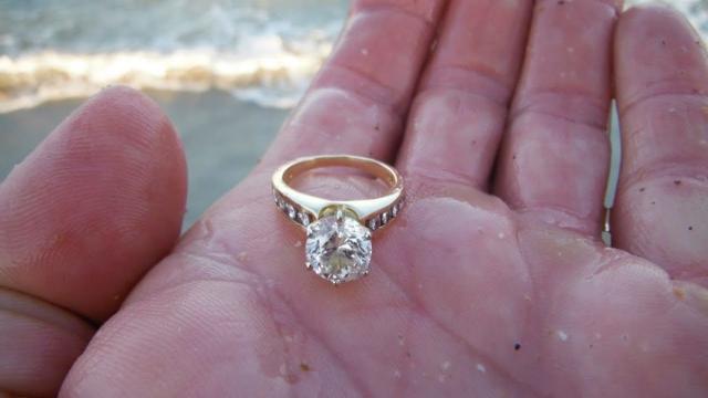 Woman Finds Diamond Ring On Beach – Jeweller Turns Pale Seeing It