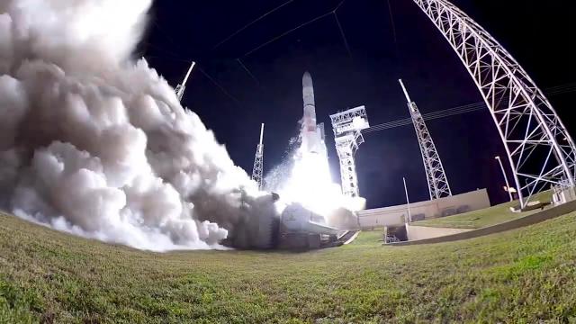 Vulcan rocket soars to space for the first time in these amazing launch highlights