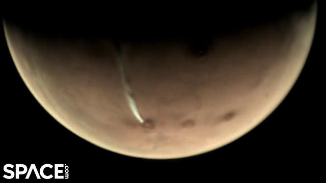 Odd elongated Martian cloud spied by orbiter