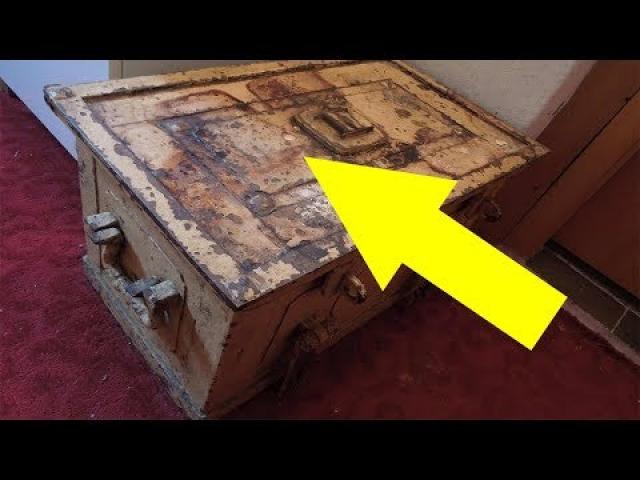 Woman Finds Something Shocking In The Safe She Inherited From Her Great Aunt