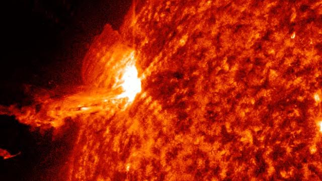 Sun blasts X1-class solar flare! See spacecraft footage in 4K