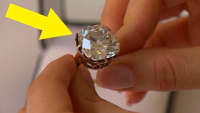 Woman Wears $13 Ring For 30 Years, Looks Again And Realizes She’s A Millionaire