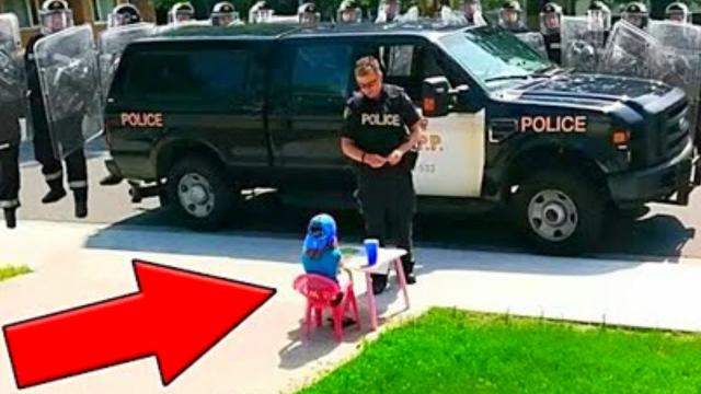 The Little Girl Was Selling Lemonade Then Cops Surprised her !