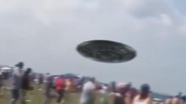 ???? Disc UFO Low Pass over Miami Beach (CGI)
