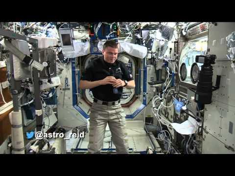 #askAstro: @astro_reid Receives Hundreds Of Calls On Ham Radio