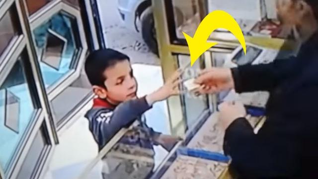 Child Entering A Jewelry Shop To Buy A Gift For His Mother What Happend Next  Will Make You Cry !