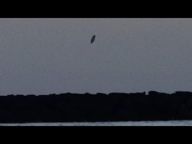 UFO Spotted over Ocean in Oahu, HAWAII April 2022 ! ????