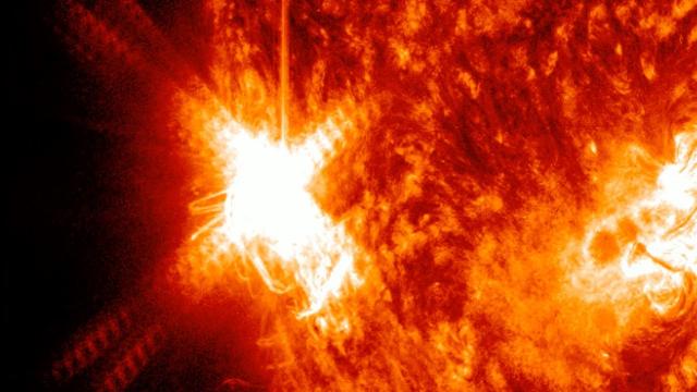 X1.9 solar flare! Hyperactive sunspot eruption seen by spacecraft