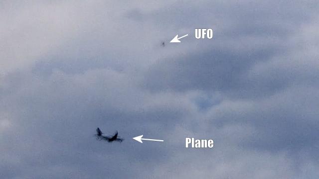 The UFO was above the plane, seeming to rotate in Mexico City, March 7, 2021