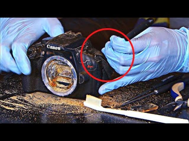 Woman Found a Camera Lost At Sea , The Pictures Inside it Almost Drove Her Crazy !