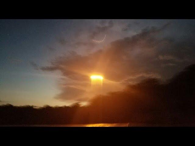 Deer Hunter caught bright spheres above and beams of light below cloud over the Missouri River, US