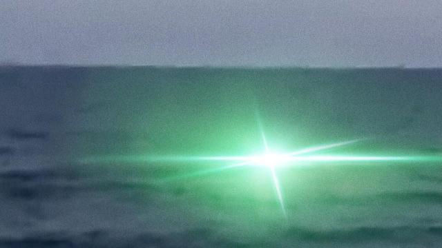 ???? Glowing Object at North Miami Beach or UFO emanating Green Light underwater, Alien origins ?