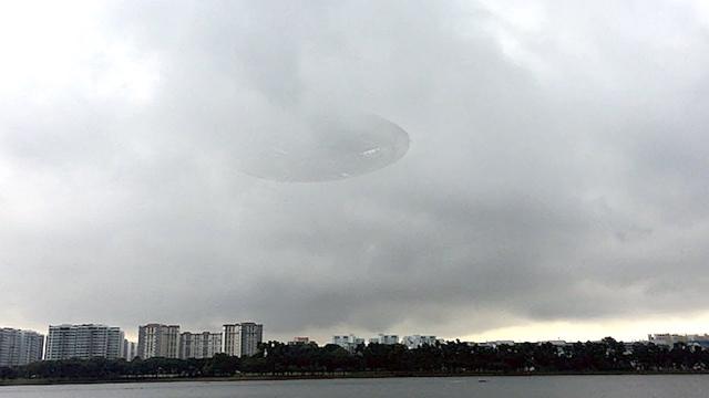 Giant UFO Sighting I Huge Weird UFO over Singapore !!! June 2018
