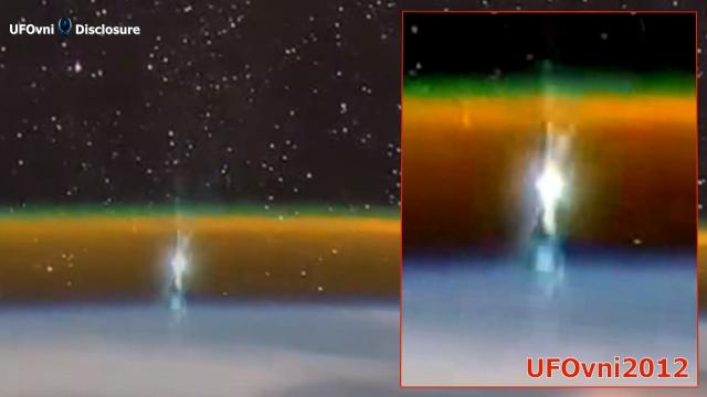 Possibility UFO Sends A Beam Of Light To Teleport, to Earth, Pyramid ....