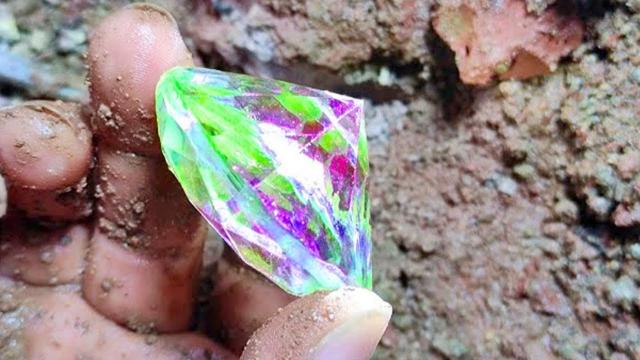 Boy Finds Hidden Gemstone In Mud, When Jeweller Sees It, He Says "You're Not Supposed To See This"