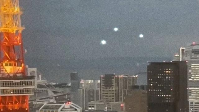 UFOs in triangle formation filmed in Tokyo, Oct 2022 ????