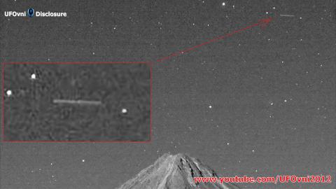 Huge Cigar Shaped UFO / Enorme OVNI en forma de cigarro, Over popocatepetl On May 3, 2015