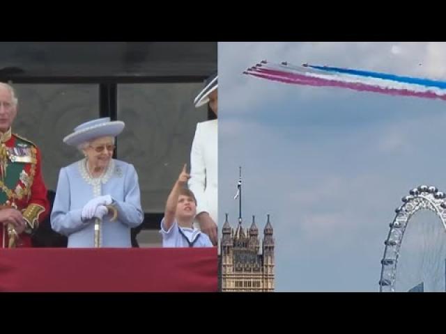 Fast Moving UFO Spotted Live over Buckingham Palace During Queen's Platinum Jubilee Flypast Show