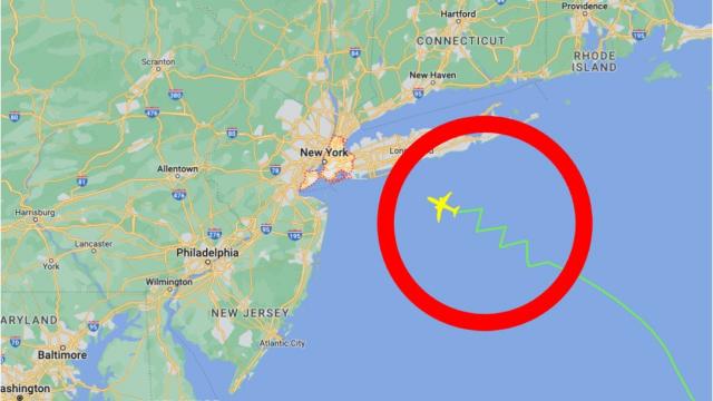 Air Traffic Controller Sees Plane Fly This Route - When He Realizes Why, He Turns Pale