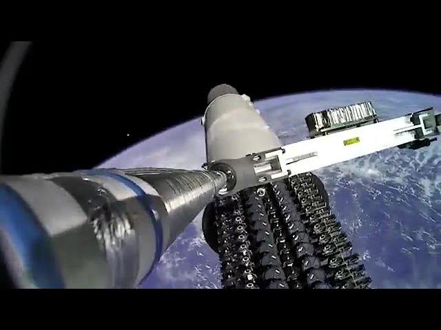 UFO caught in background of Starlink satellite chain (Starlink v2)