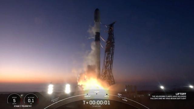 Blastoff! SpaceX launches Starlink batch from Califonia at dusk, nails landing