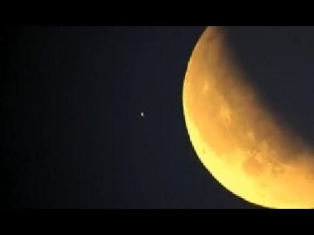 UFO flew by Moon at high speed during Lunar Eclipse