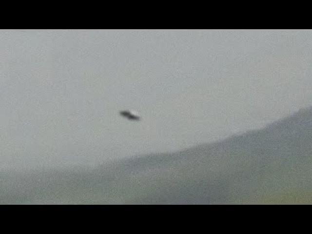 UFO captured flying at high speed by the mountains, near Mount Bayo Argentina ????