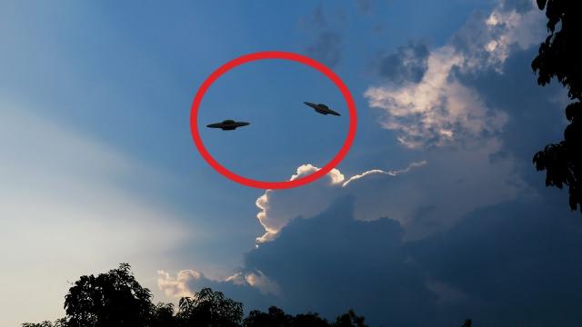 Unbelievable 'UFO' Sighting Seen In The Sky Caught On Camera!!