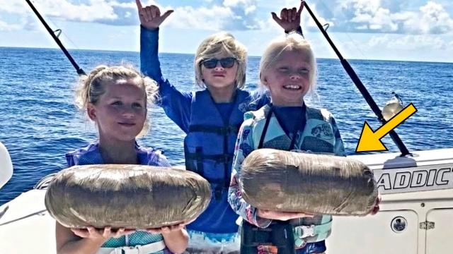 Family Discovers Strange Bag Floating in the Sea, They Called Cops Immediately When They Opened It