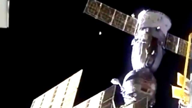 UFO Seen Making 180° Turn During ISS Spacewalk? (UFO News)