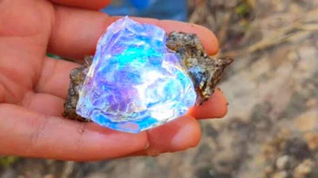 Man Finds Rare Stone On Beach - When Jeweler Sees It, He Says "You're Not Supposed To See This"