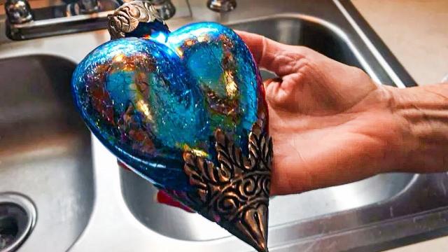 Mom Buys Ornament at Thrift Store For 2$ But She Spotted Something Hidden Inside !