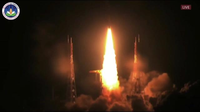 Blastoff! 36 OneWeb satellites launch atop Indian rocket