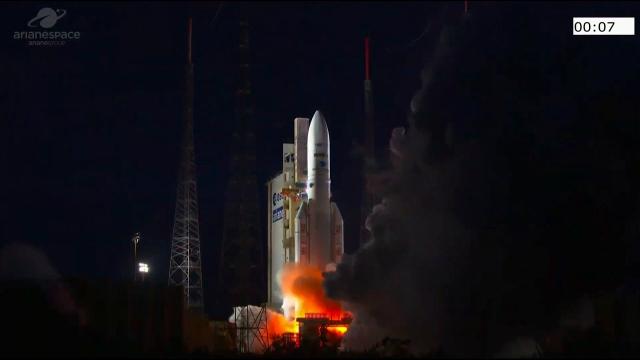 Blastoff! Space tug and 2 satellites launch atop Ariane 5 rocket