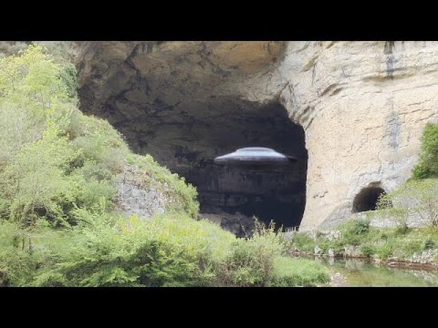 ???? UFO Sighting : Disc UFO Entering Huge Cave in Pyrenees Mountains - Country Spain (CGI)